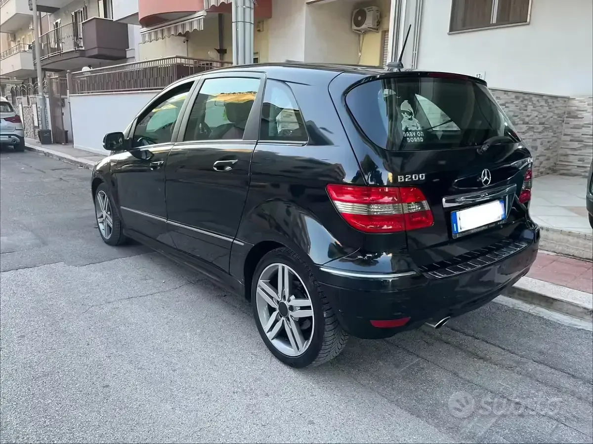 Usata Mercedes B200 Premium 140 CV (102 kW) 2011 Nero Utilitaria