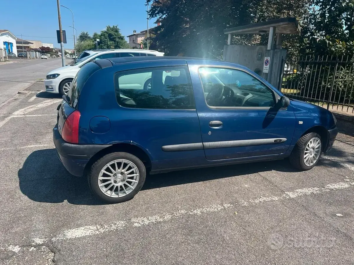 Usata Renault Clio 58 CV (42 kW) 2001 Bluazzurro Berlina