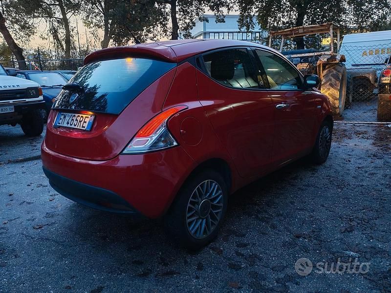 Usata Lancia Ypsilon 69 CV (50 kW) 2015 Rosso Utilitaria