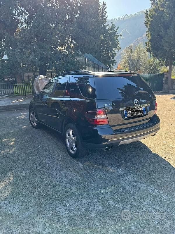 Usata Mercedes ML320 190 CV (139 kW) 2007 Nero SUV