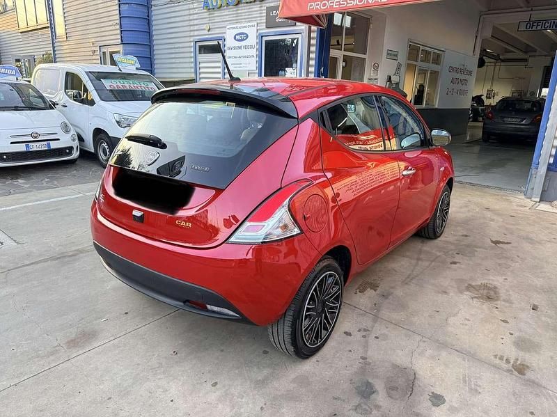 Usado Lancia Ypsilon Gold 69 HP (50 kW) 2023 Vermelho Citadino