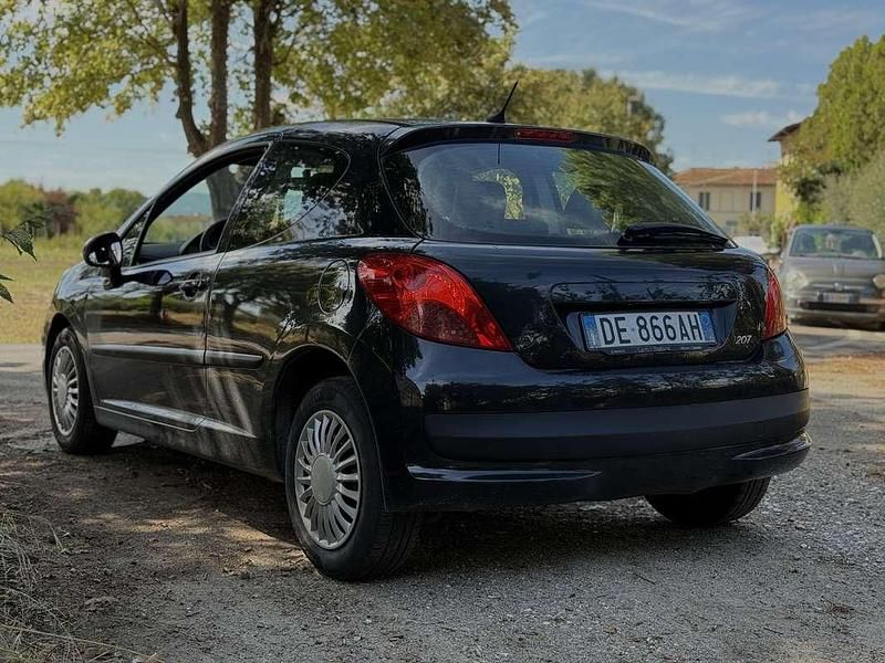 Usata 2007 Peugeot 207 Tre volumi | 3500 € (Buon prezzo) - Immagine 1/4