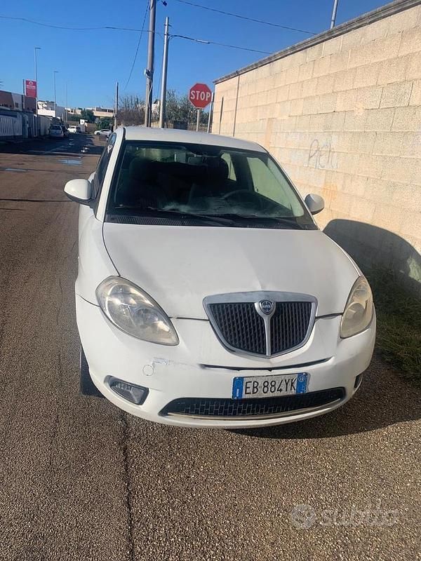 Usata Lancia Ypsilon 60 CV (44 kW) 2010 Bianco Utilitaria
