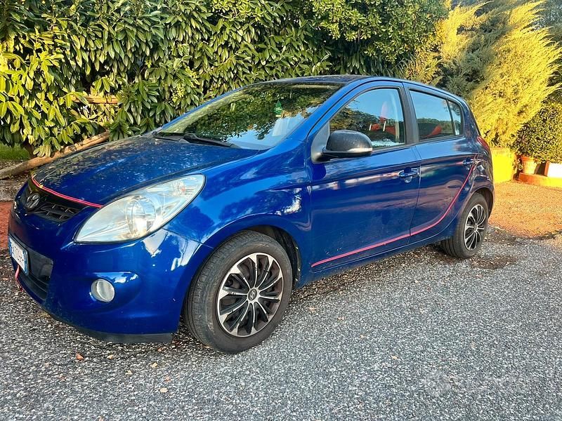 Blu Usata 2012 Hyundai i20 Tre volumi | 3490 € (Ottimo prezzo) - Immagine 1/4