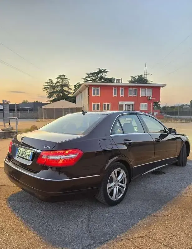 Usata Mercedes E220 Avantgarde 170 CV (125 kW) 2010 Marrone Berlina