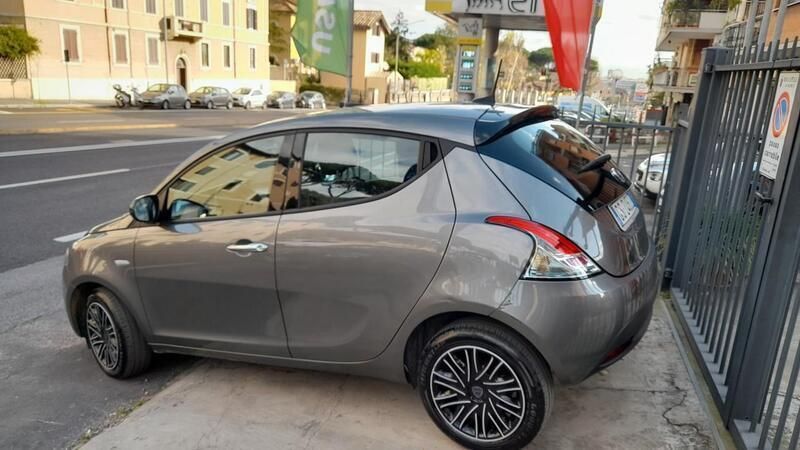 Usata Lancia Ypsilon Gold 69 CV (50 kW) 2023 Grigio Utilitaria