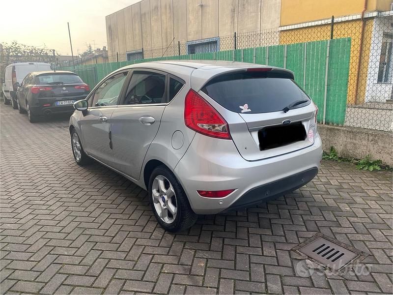 Usata Ford Fiesta Titanium 82 CV (60 kW) 2011 Grigio Berlina