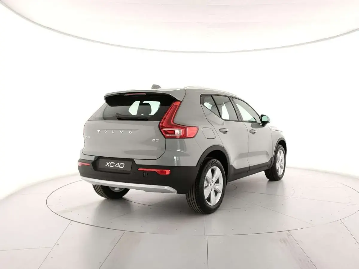 Nuova Volvo XC40 Core 163 CV (119 kW) 2026 Grigio SUV