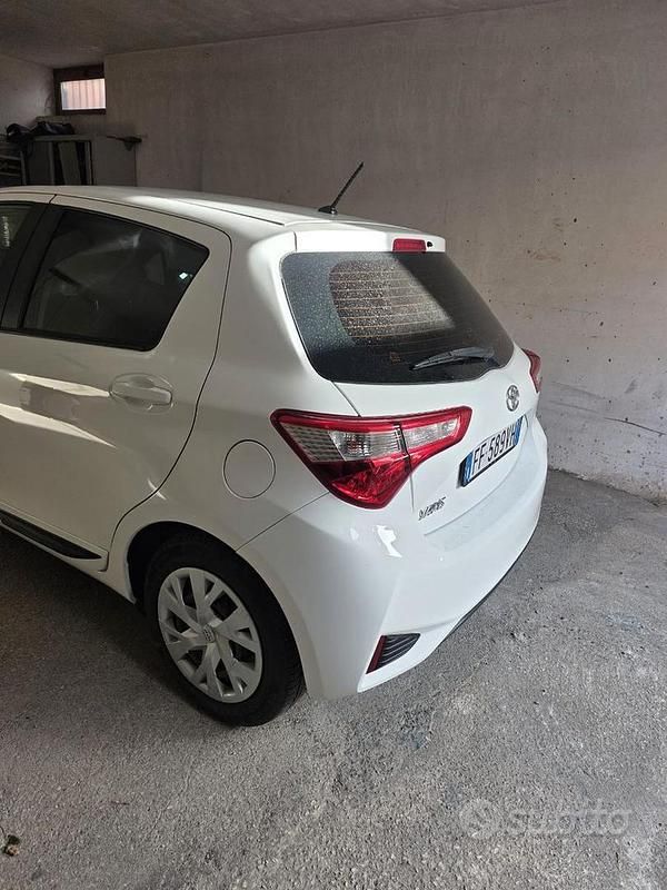 Usata Toyota Yaris Cool 90 CV (66 kW) 2018 Bianco Berlina