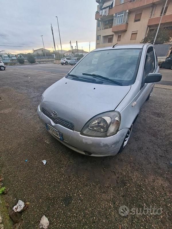 Usata Toyota Yaris 2000 Grigio Berlina