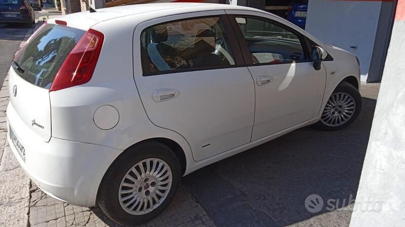 Usata 2008 Fiat Grande Punto Due volumi | 3300 € (Molto cara) - Immagine 1/4