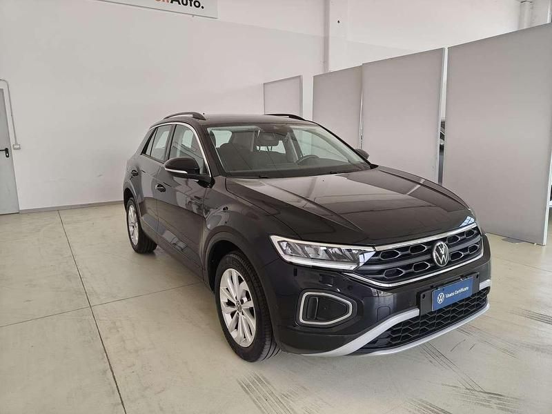 Usata VW T-Roc Life 116 CV (85 kW) 2023 Deep black SUV