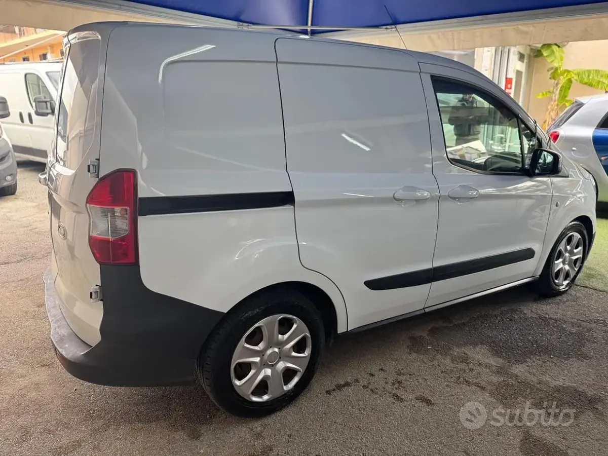 Usata Ford Tourneo Courier Titanium 75 CV (55 kW) 2017 Bianco Monovolume