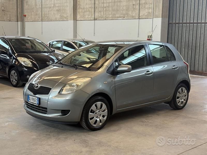 Usata Toyota Yaris Sol 69 CV (50 kW) 2008 Grigio Utilitaria
