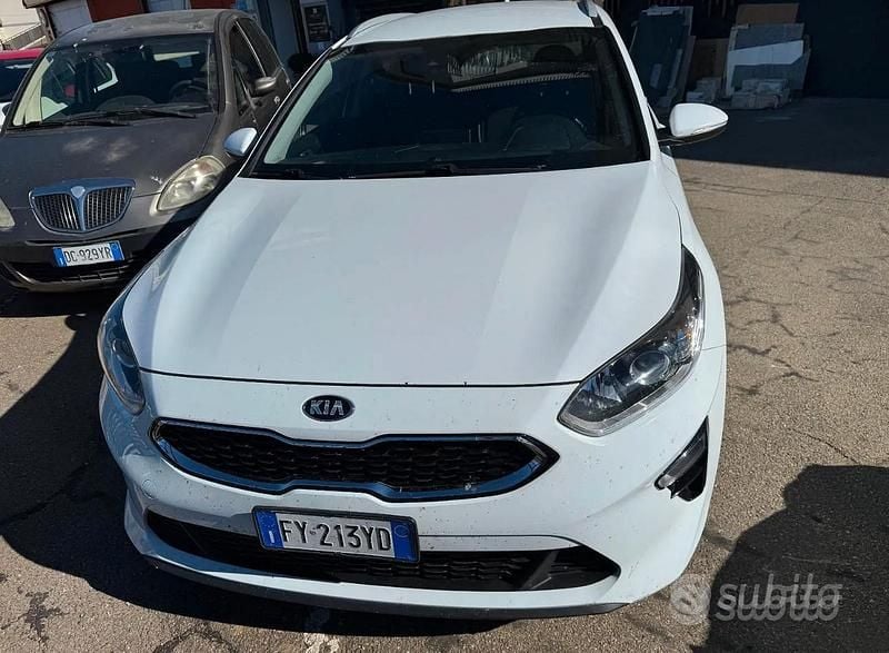 Begagnad Kia Ceed 2019 Vit Halvkombi