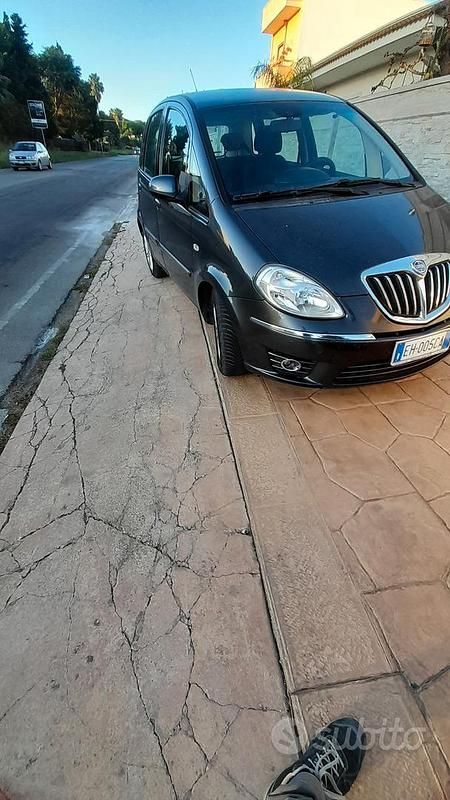 Usata Lancia Musa 70 CV (51 kW) 2011 Grigio Monovolume