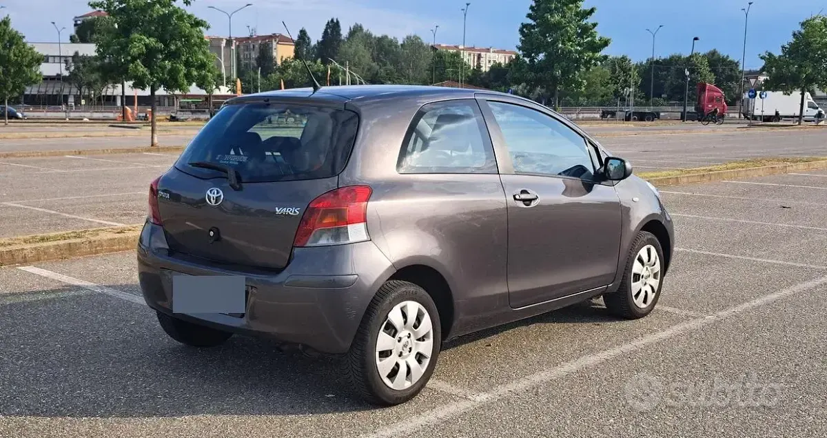 Usata Toyota Yaris 69 CV (50 kW) 2009 Grigio Utilitaria