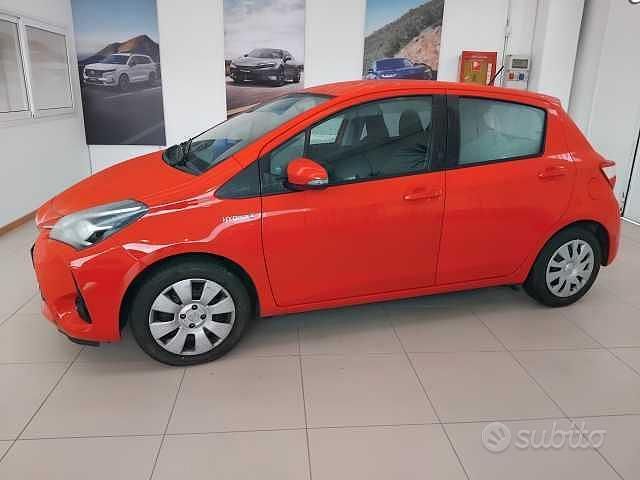 Usata Toyota Yaris Cool 73 CV (53 kW) 2018 Rosso Berlina