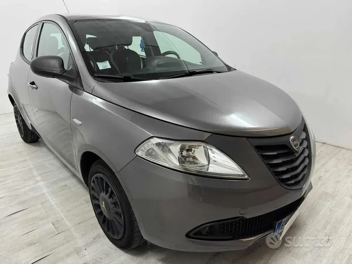 Usata Lancia Ypsilon Gold 69 CV (50 kW) 2015 Grigio Utilitaria