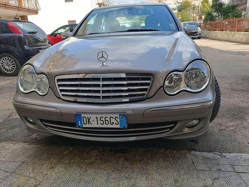 Usata Mercedes C200 AMG 122 CV (89 kW) 2007 Bronzo Berlina