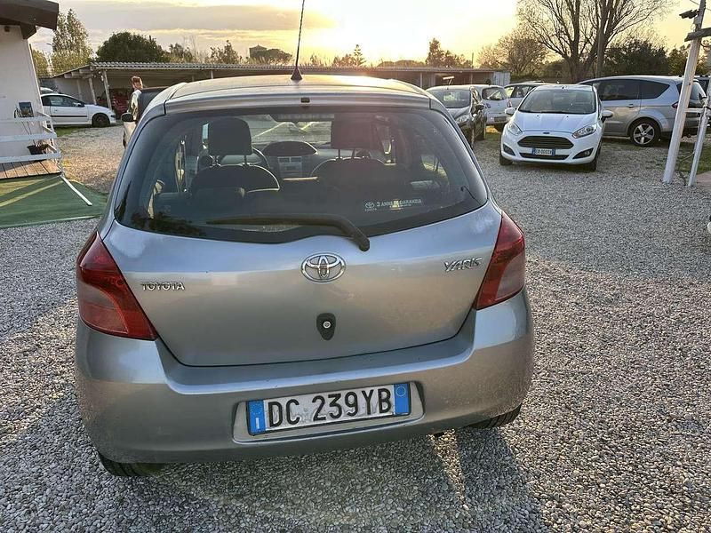 Usata Toyota Yaris Sol 69 CV (50 kW) 2006 Argento Berlina