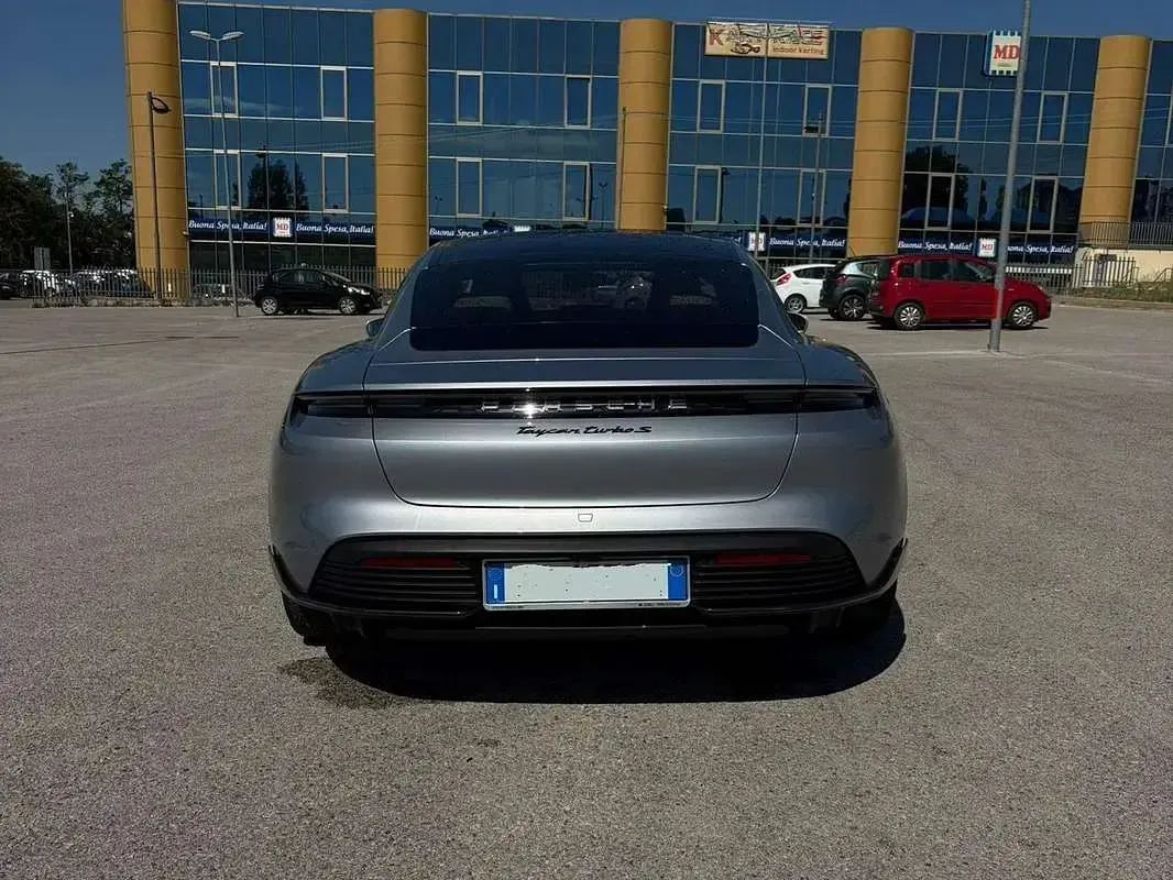 Usata Porsche Taycan Turbo S 559 kW (761 CV) 2021 Argento Berlina