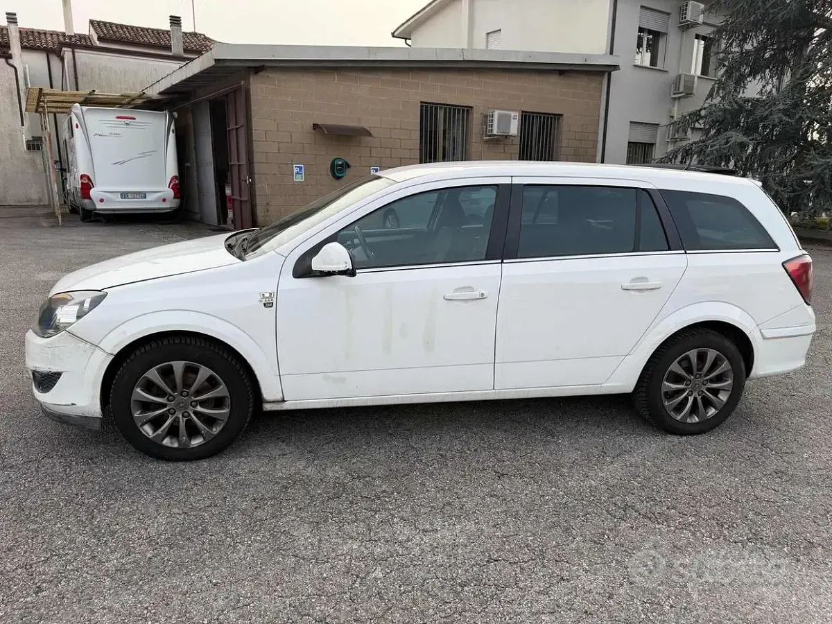 Usata Opel Astra Edition 110 CV (80 kW) 2010 Bianco Station wagon