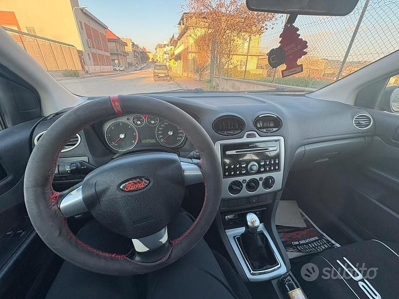 Begagnad Ford Focus 90 HK (66 kW) 2006 Svart Sportkupé