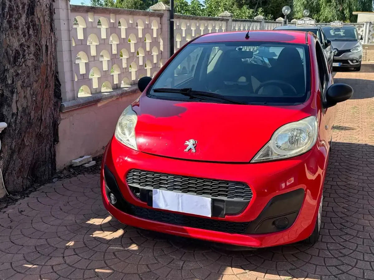 Usata Peugeot 107 Access 68 CV (50 kW) 2013 Rosso Utilitaria