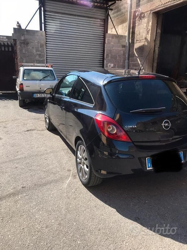 Usata Opel Corsa 90 CV (66 kW) 2011 Nero Utilitaria
