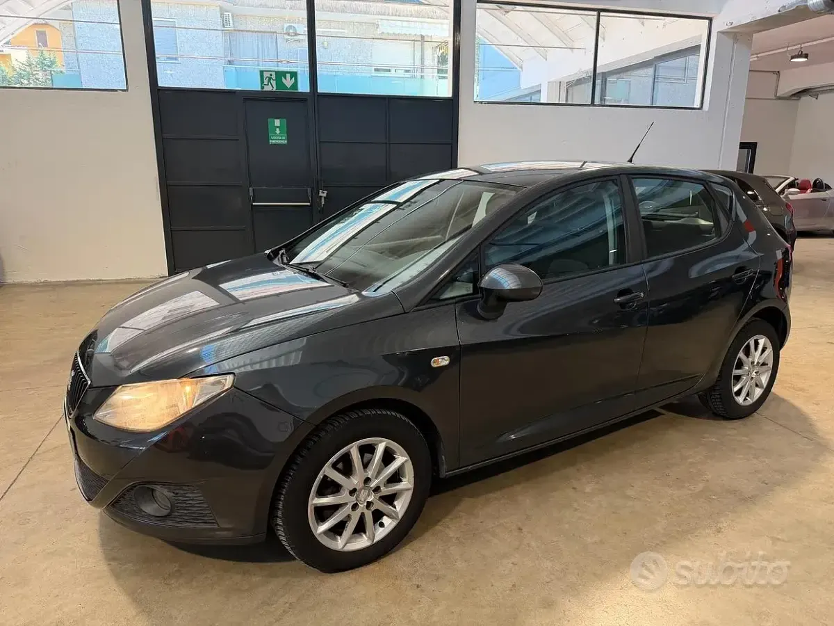Usata Seat Ibiza 90 CV (66 kW) 2011 Grigio Berlina