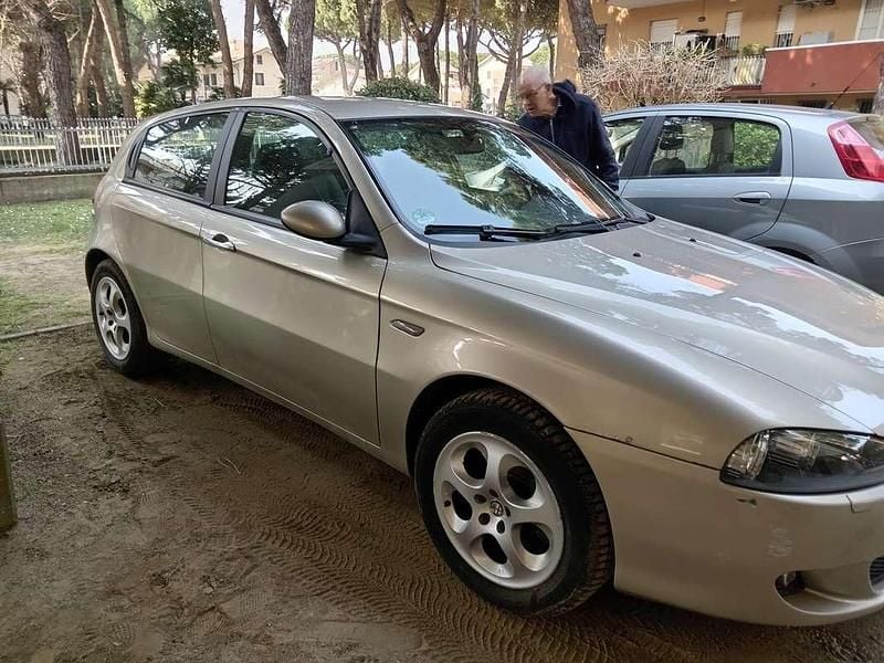 Usata Alfa Romeo 147 Distinctive 105 CV (77 kW) 2005 Oro Utilitaria
