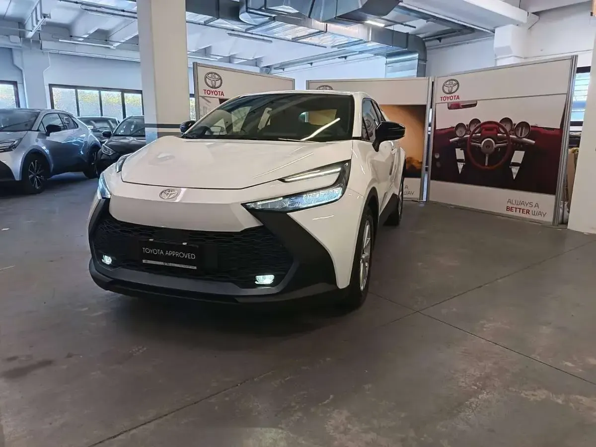 Usata Toyota C-HR Active 98 CV (72 kW) 2024 Bianco SUV