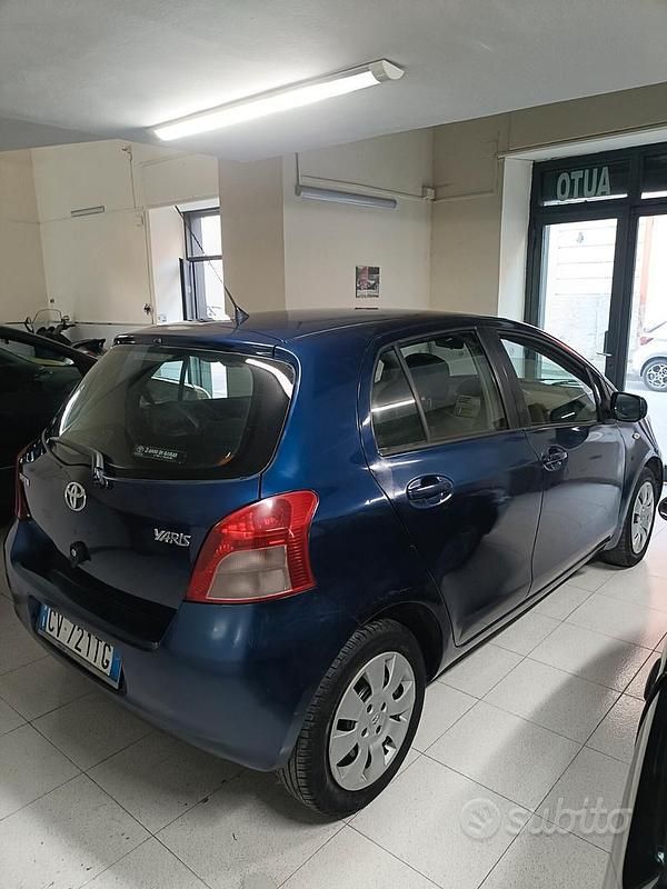 Usata Toyota Yaris 69 CV (50 kW) 2006 Blu Utilitaria