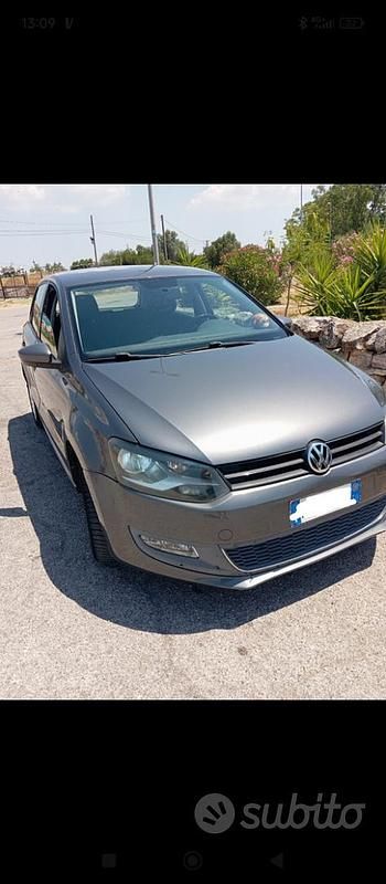 Grigio Usata 2010 VW Polo Tre volumi | 4700 € - Immagine 1/4