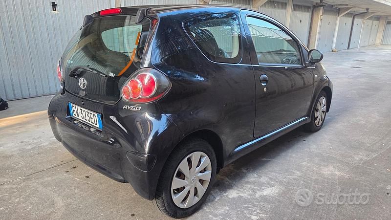 Usata Toyota Aygo 69 CV (50 kW) 2014 Nero Utilitaria
