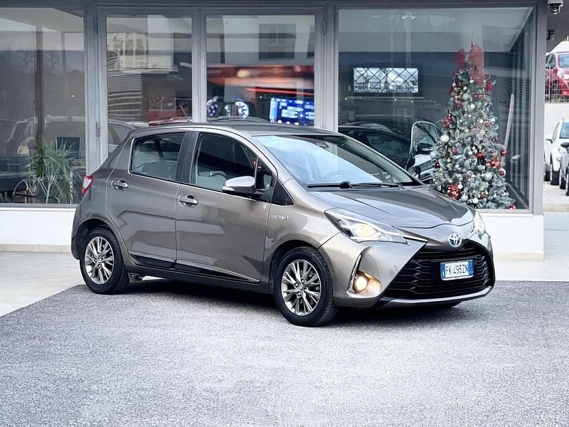 Usata Toyota Yaris Hybrid 73 CV (53 kW) 2017 Marrone Berlina