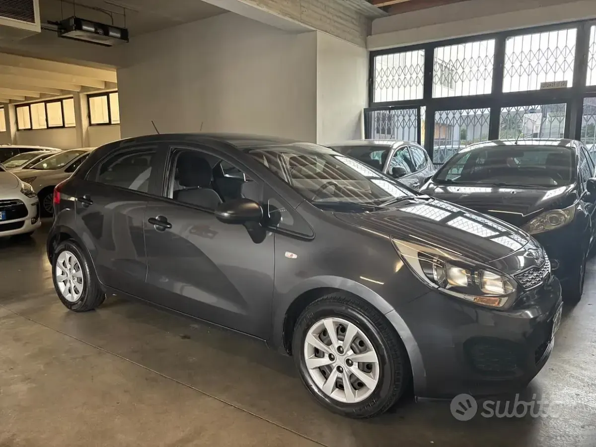 Usata Kia Rio 75 CV (55 kW) 2013 Grigio Berlina