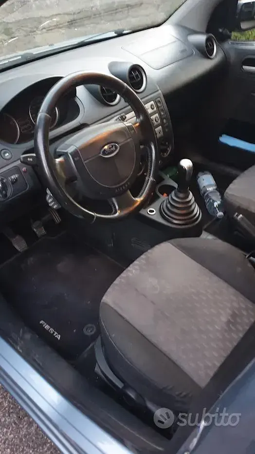 Usata Ford Fiesta 68 CV (50 kW) 2004 Bluazzurro Utilitaria