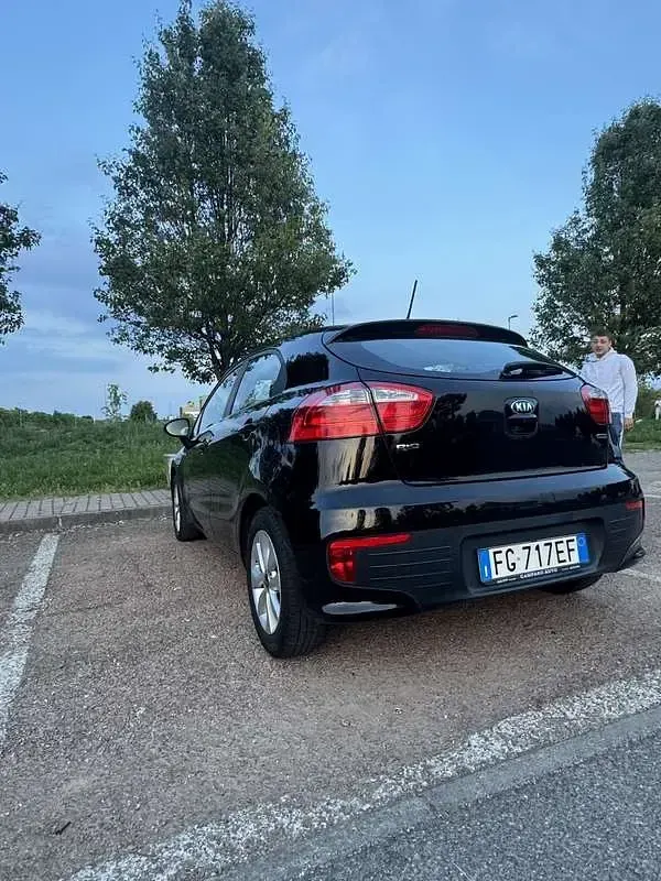 Usado Kia Rio Active 75 HP (55 kW) 2017 Preto Sedan