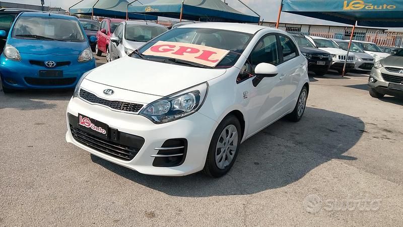 Usata Kia Rio City 85 CV (62 kW) 2015 Bianco Berlina