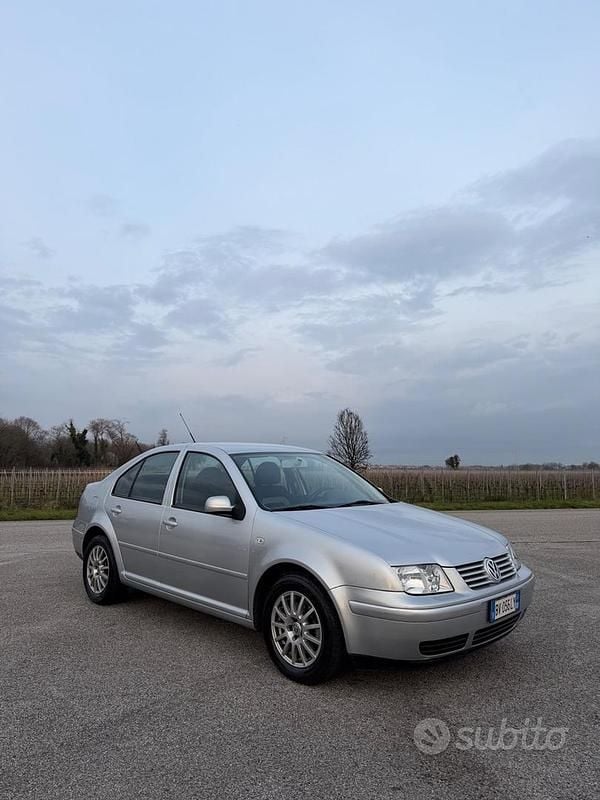 Usata VW Bora Trendline 105 CV (77 kW) 2001 Grigio Berlina