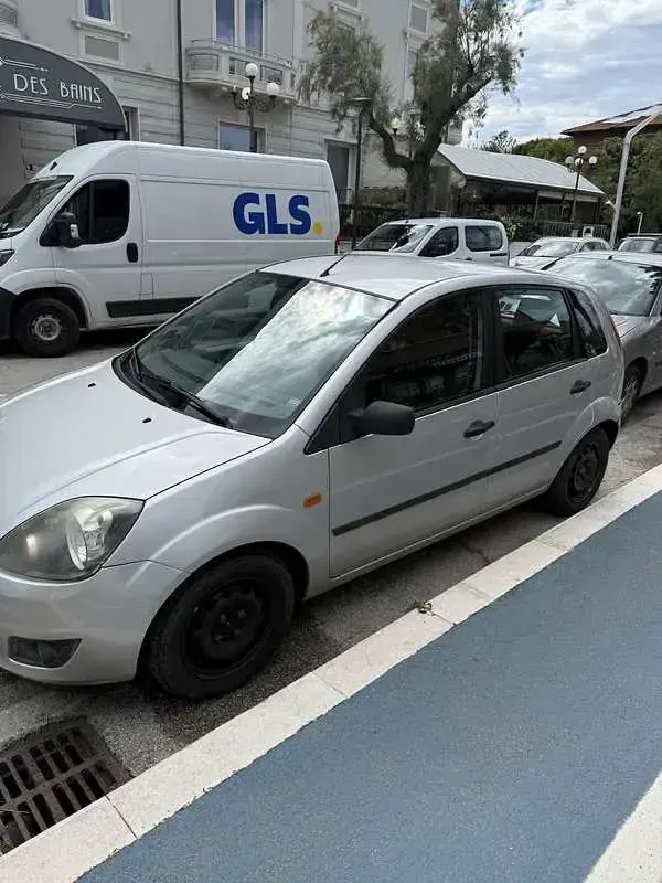 Usata Ford Fiesta Ghia 75 CV (55 kW) 2002 Utilitaria