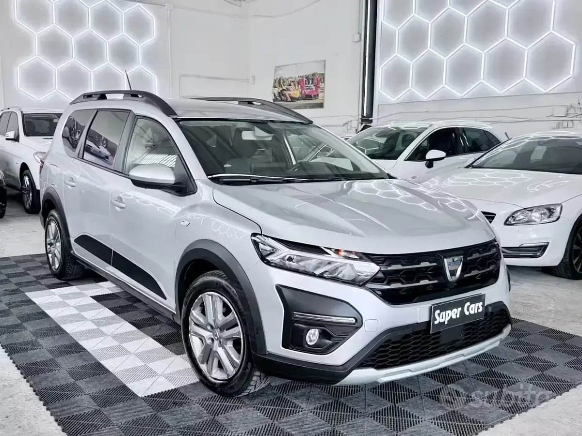 Usata Dacia Jogger Comfort 101 CV (74 kW) 2023 Grigio Monovolume