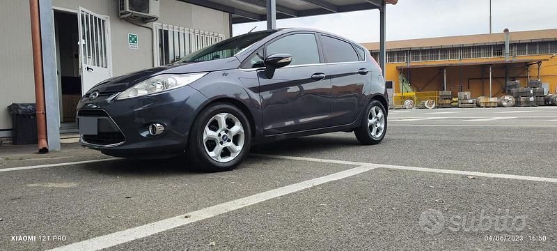 Usata Ford Fiesta Titanium 96 CV (70 kW) 2010 Grigio Utilitaria