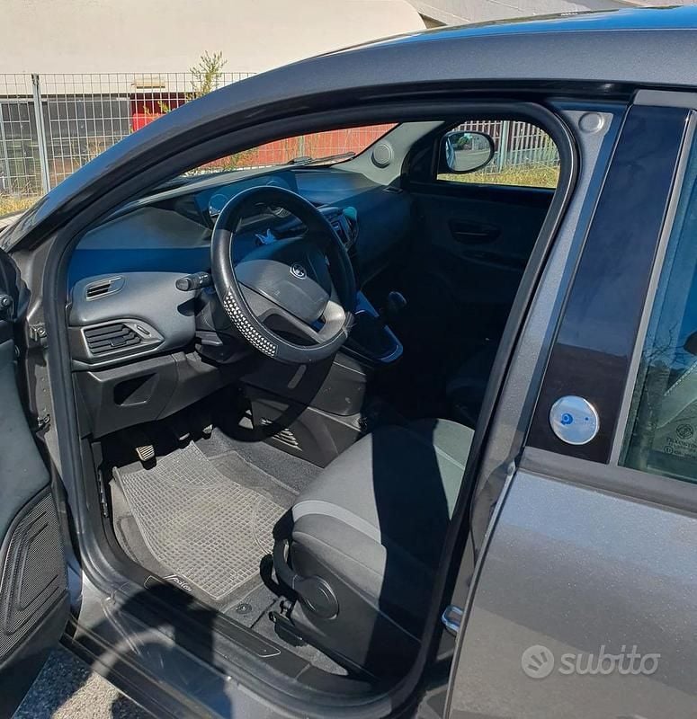 Usata Lancia Ypsilon 69 CV (50 kW) 2016 Grigio Utilitaria