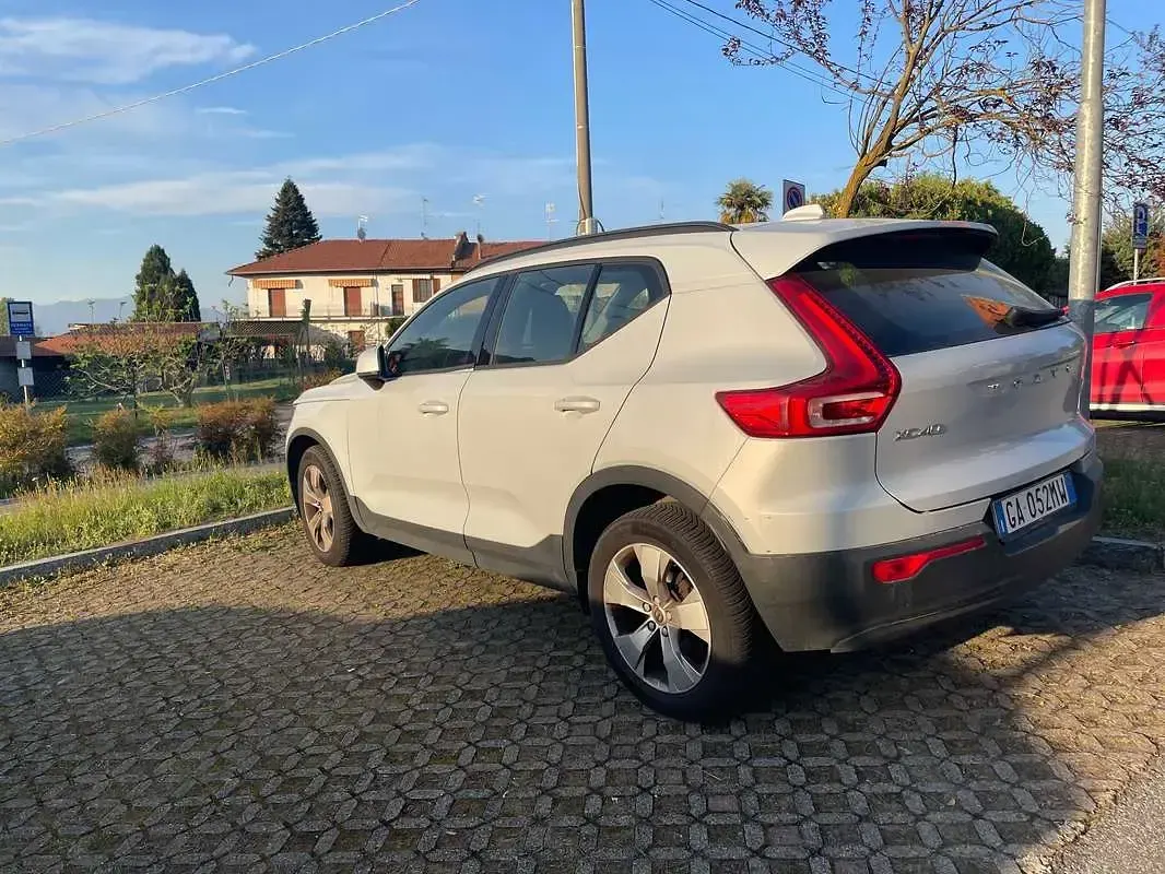 Usata Volvo XC40 Momentum 129 CV (94 kW) 2020 Bianco SUV