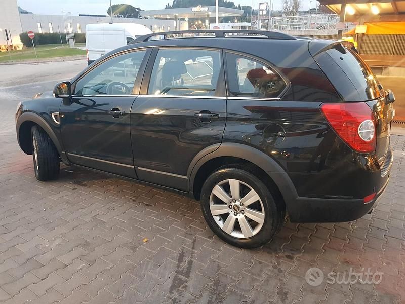 Nero Usata 2007 Chevrolet Captiva SUV | 3000 € (Buon prezzo) - Immagine 1/4