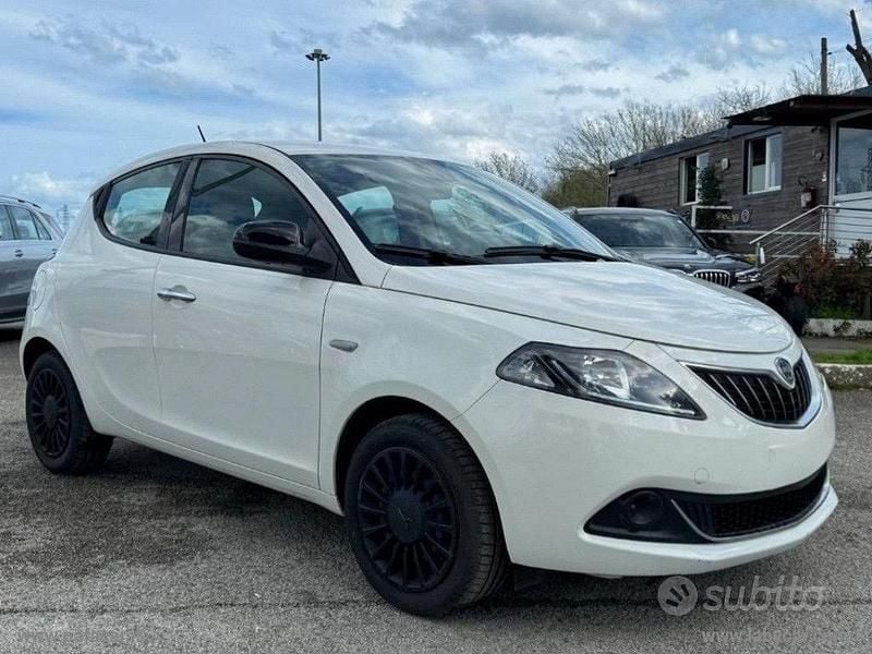 Usata Lancia Ypsilon Silver 69 CV (50 kW) 2022 Bianco Utilitaria