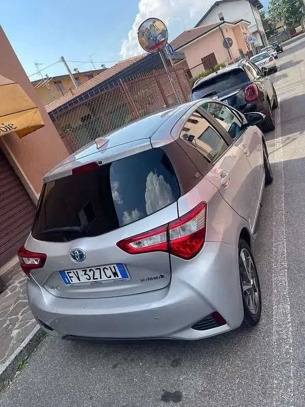 Usata Toyota Yaris Edition 73 CV (53 kW) 2019 Grigio